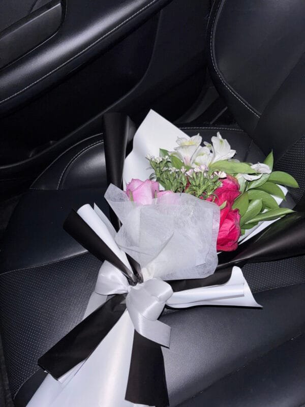 Ramo de 6 Rosas Rojas & 2 Rosas Rosadas